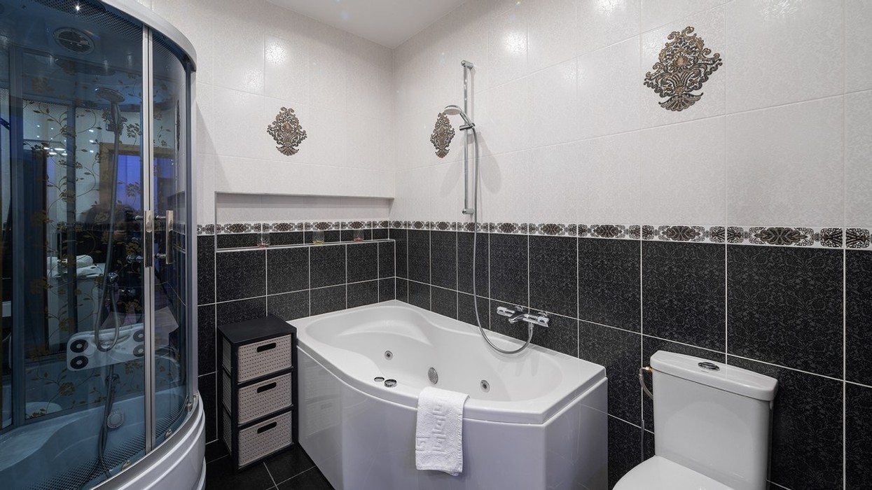 Bathrooms without a tub or shower cabin: the new home trend