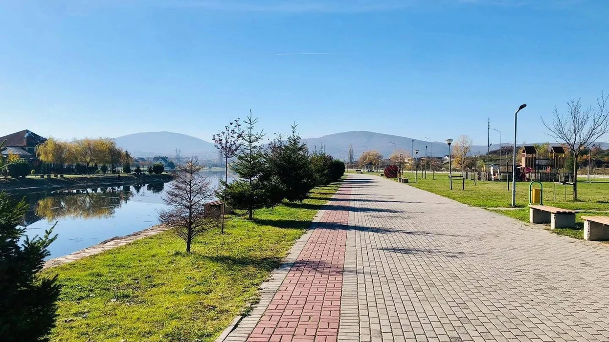 Fëmija bie në liqenin akumulues në Mitrovicë — shpëtohet nga një qytetar