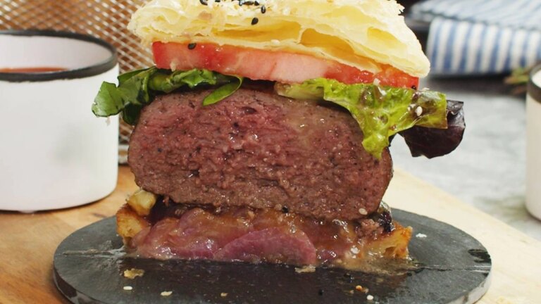 Gordon Ramsay’s caramelized onion burger – a recipe for the weekend