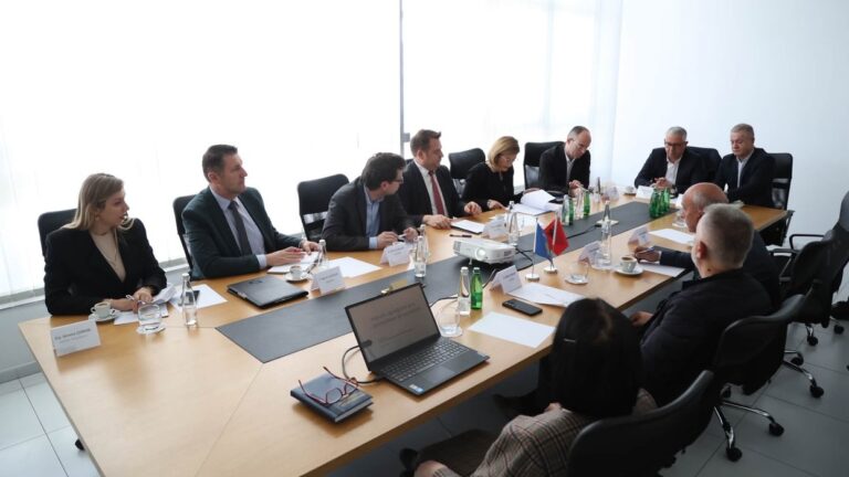 Kriza në tregun e qumështit, ministrat kërkojnë rritje të grumbullimit nga fermerët vendorë