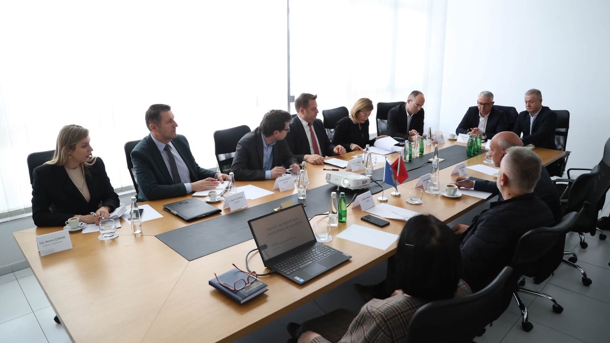 Kriza në tregun e qumështit, ministrat kërkojnë rritje të grumbullimit nga fermerët vendorë