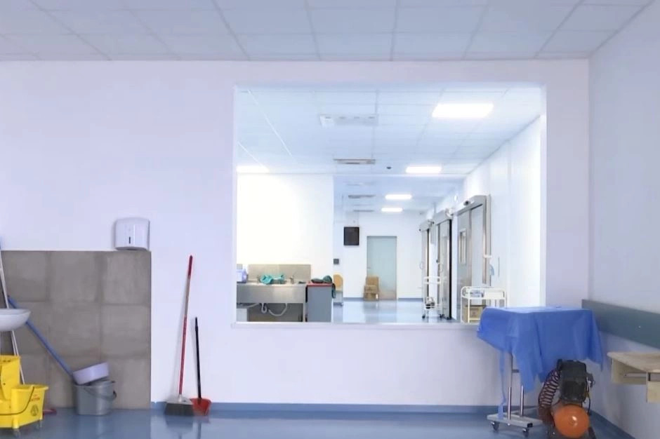 Pacientët në QKUK detyrohen të blejnë vetë materialet për operacion