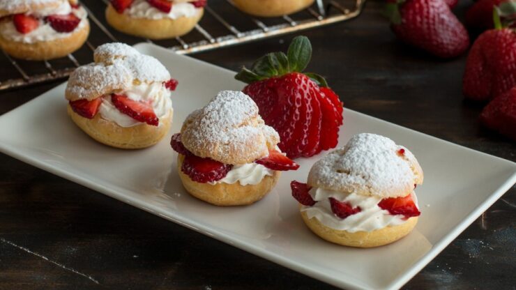 Strawberry cream doughnuts: a spring recipe that melts in the mouth
