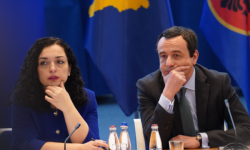 Albin Kurti, së bashku me presidentin e Serbisë, Aleksandar Vuçiq