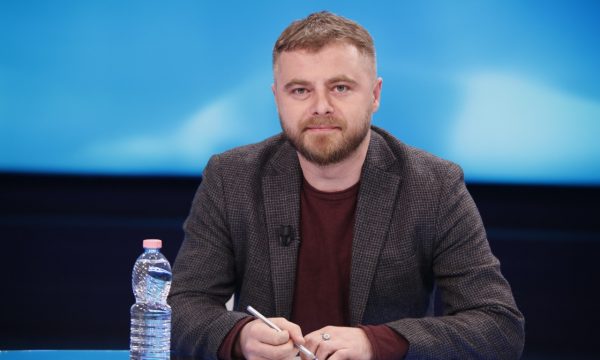 Çka tha Hashim Thaçi