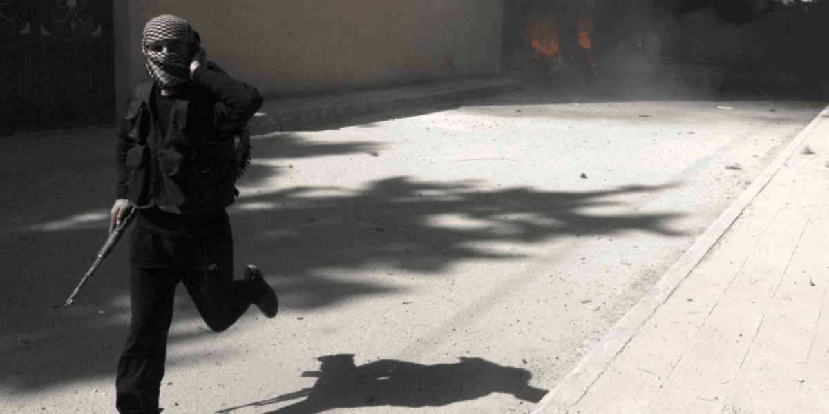 Fotografi ilustruese e një luftëtari të Frontit al-Nusra në Siri