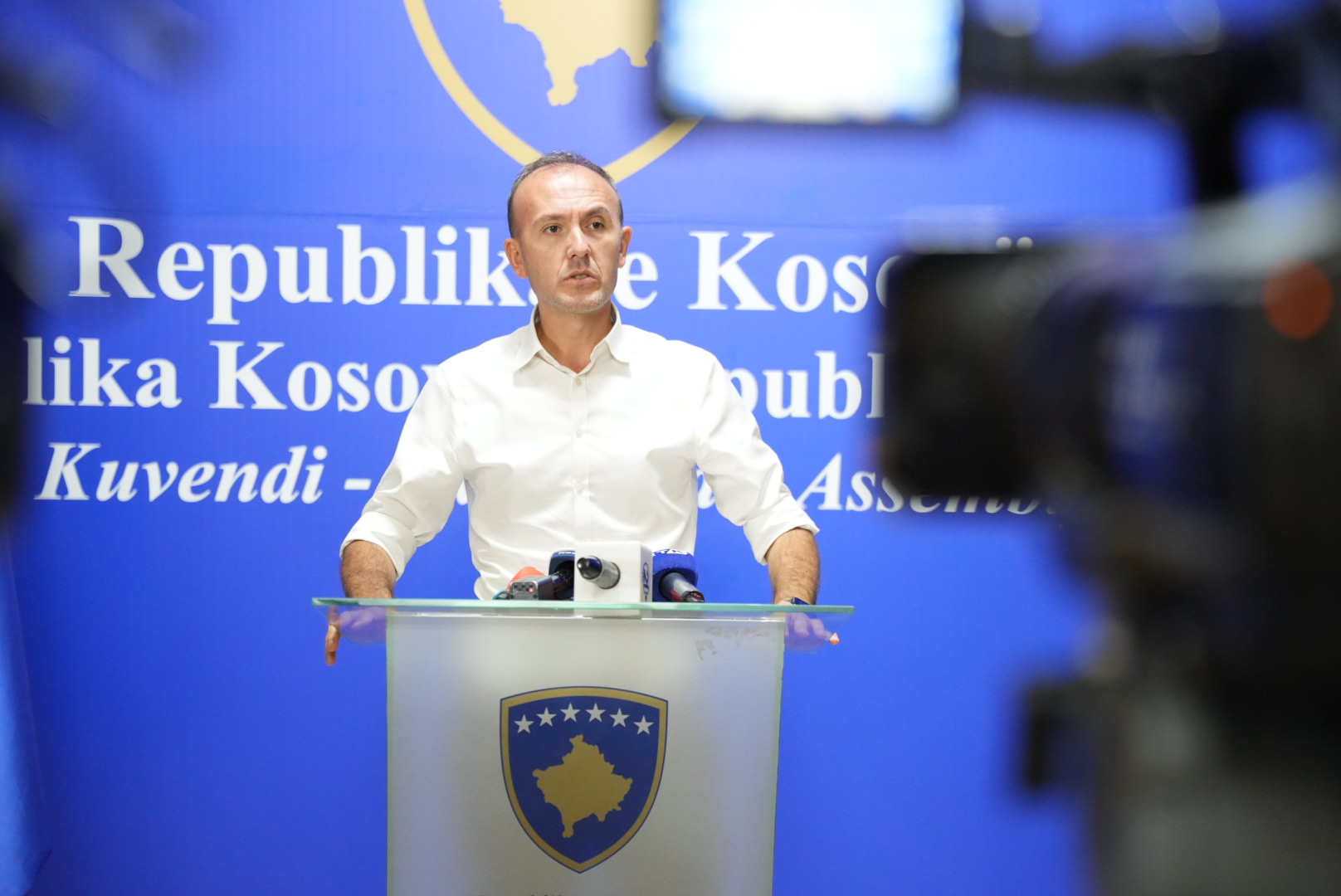 Deputeti Arben Mustafa gjatë konferencës për media në Kuvendin e Kosovës