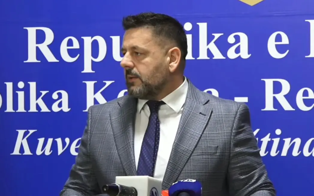 Deputeti Bekë Berisha gjatë deklarimit në Kuvendin e Kosovës