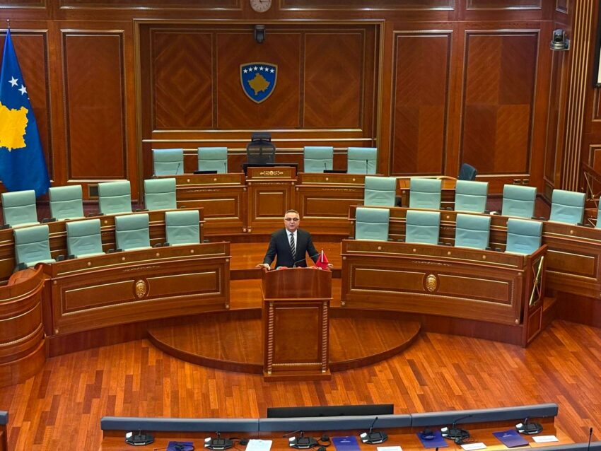 Besnik Tahiri duke folur në sallën e Kuvendit të Kosovës