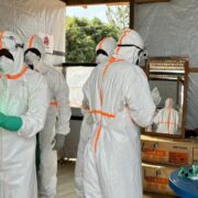 Punonjës shëndetësorë me pajisje mbrojtëse gjatë reagimit ndaj Ebolës në RD të Kongos