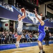 Edmond Azemi duke gjuajtur për KB Prishtinën në një ndeshje basketbolli