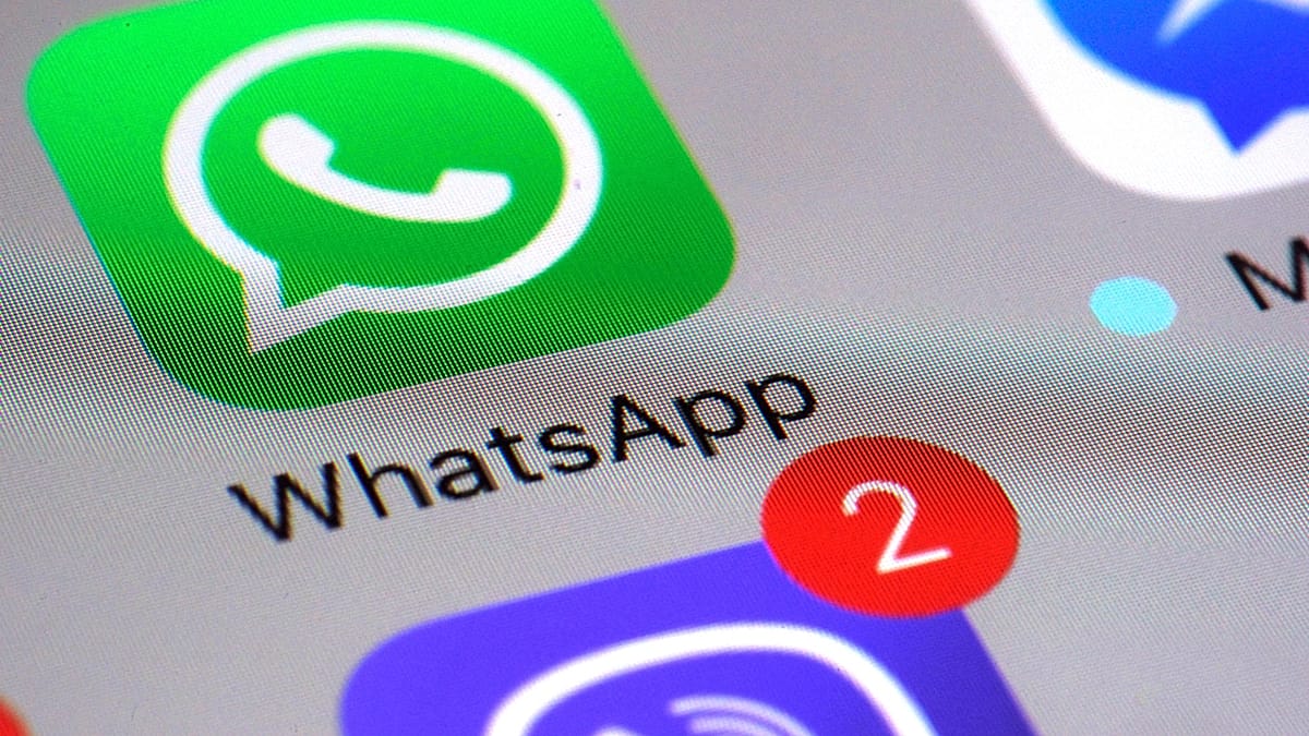 Aplikacionet WhatsApp dhe Signal në ekranin e një telefoni