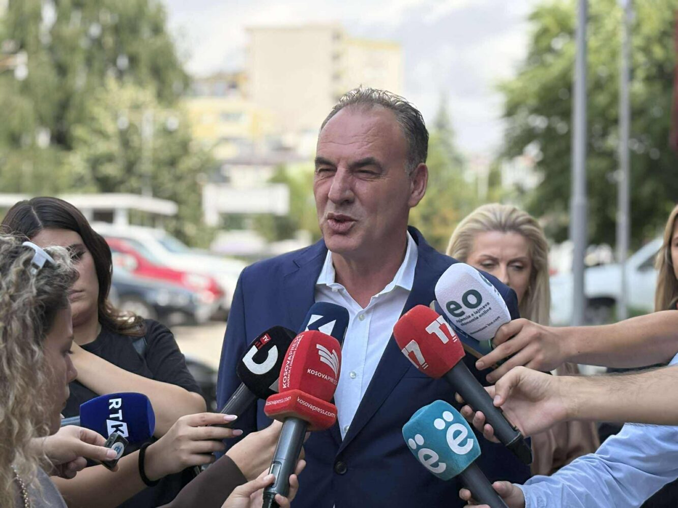 Fatmir Limaj duke folur para mediave