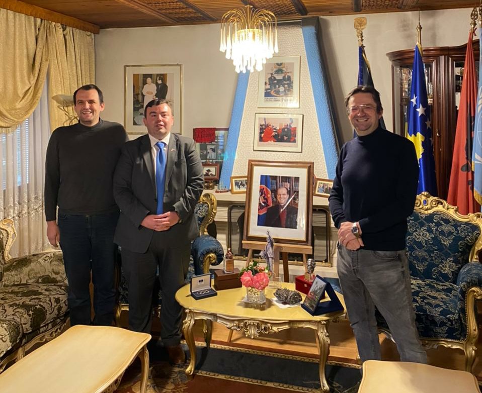 Faton Bislimi gjatë një vizite në rezidencën e familjes Rugova
