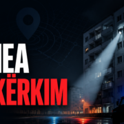 Dizajn simbolik me pallat, dritë kërkimi dhe automjet policor për operacionin e RENEA-s në Korçë