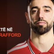 Bruno Fernandes me fanellën e Manchester United për lajmin mbi het-trikun ndaj Ipswichit