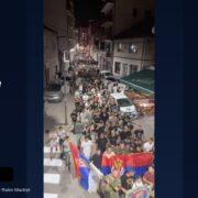 Montazh editorial me pamje të tubimit në Zvornik dhe tekst informues
