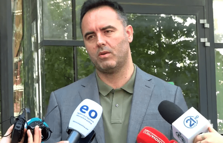 Glauk Konjufca duke folur para mediave