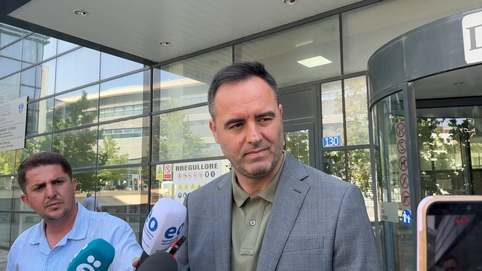 Glauk Konjufca duke folur para mediave