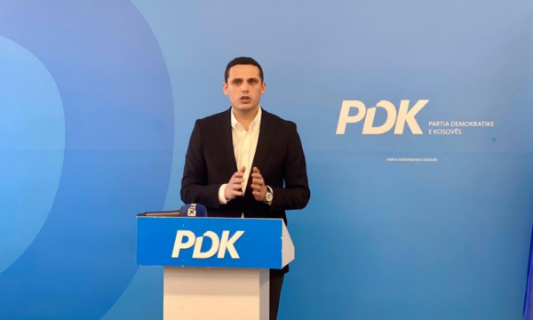 Përparim Gruda duke folur në podiumin e PDK-së