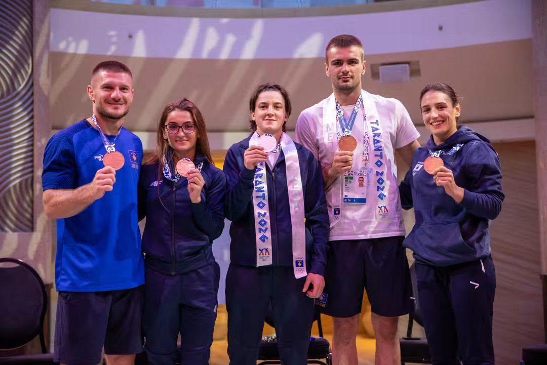 Laura Fazliu, Akil Gjakova, Flaka Loxha, Fatjona Kasapi dhe Shpat Zekaj me medaljet