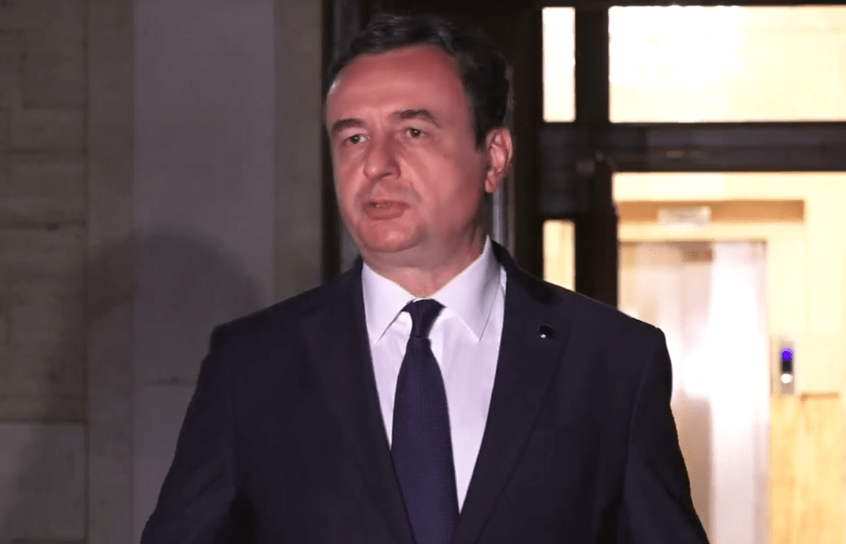 Albin Kurti gjatë deklaratës pas takimit për çështjen e Presidentit