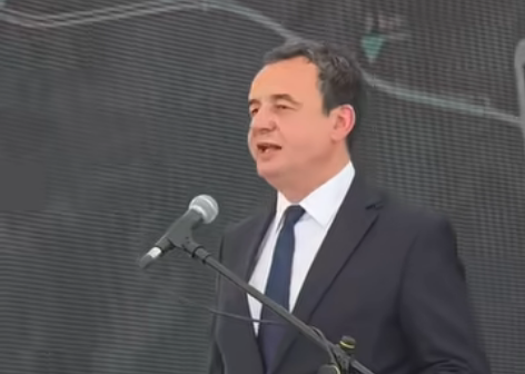 Albin Kurti duke folur në ceremoninë e nisjes së punimeve në autostradën Shkup–Bllacë