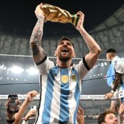 Lionel Messi me fanellën e Argjentinës duke ngritur Kupën e Botës