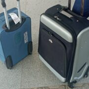 Dy valixhe udhëtimi në një aeroport