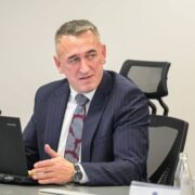 Ministri Nenad Rashiq gjatë një mbledhjeje institucionale