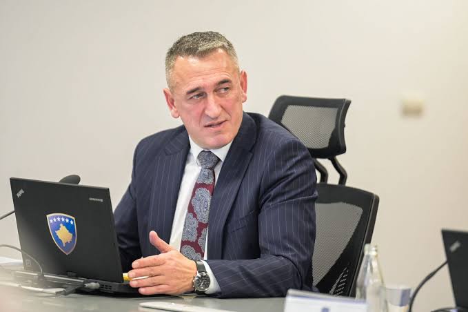 Rashiq konfirmon se emëroi vëllain shef kabineti: Nuk ka pasur person më kompetent