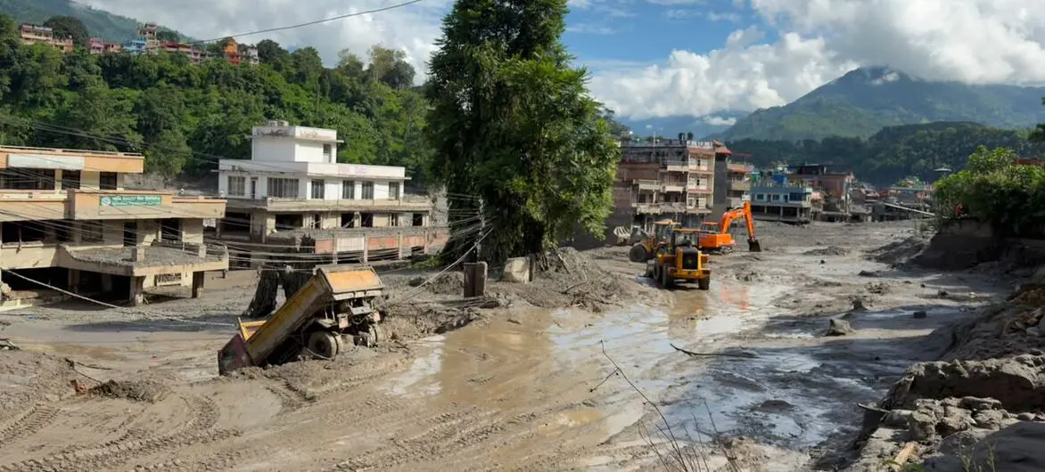 Rrugë dhe ndërtesa të mbuluara nga balta pas përmbytjeve në Nepal