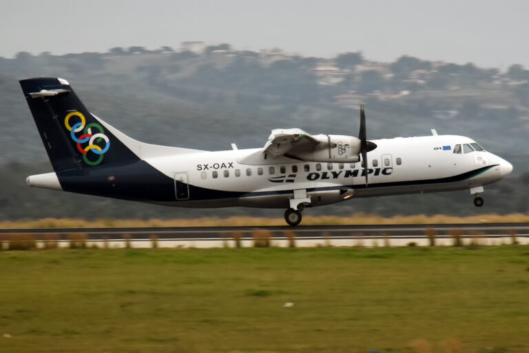 Avioni i Olympic Air kthehet në Rodos pas alarmit për defekt në motor