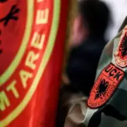 Emblemat e Ushtrisë Çlirimtare të Kosovës pranë flamurit