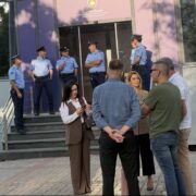 Deputetë dhe aktivistë të opozitës gjatë aksionit para Qeverisë më 31 gusht 2026