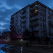 Ilustrim simbolik i një ndërtese banimi gjatë një emergjence, i krijuar me inteligjencë artificiale