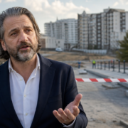 Përparim Rama përpara një kantieri të ndalur në Prishtinë