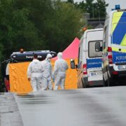 Policia kriminale dhe ekipet forenzike në vendin e ngjarjes në Erkner
