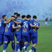 Futbollistët e Prishtinës duke festuar së bashku në fushë