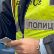 Policia e Maqedonisë së Veriut duke kontrolluar dokumentet e një shoferi