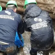 Punëtorët e KRU Prishtina duke riparuar një gyp të ujësjellësit
