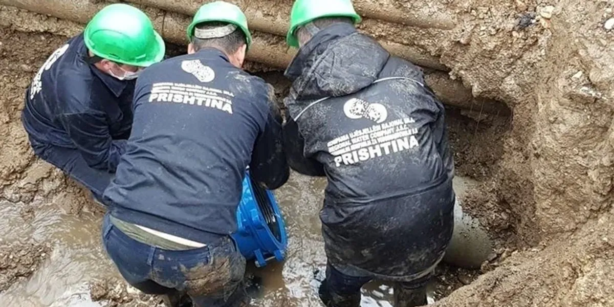 Defekti lë pa ujë disa rrugë të Prishtinës, riparimi vazhdon të hënën