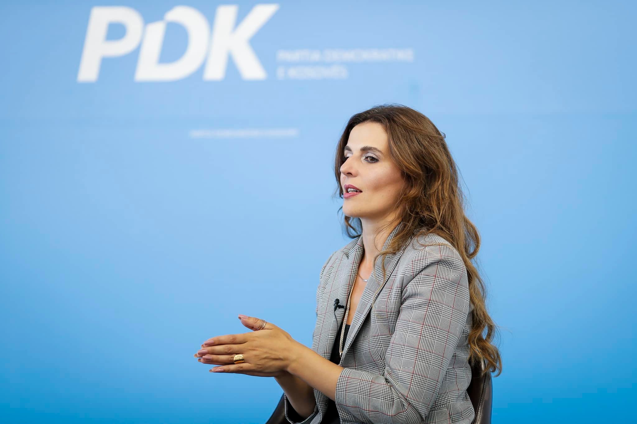 Vlora Çitaku gjatë një paraqitjeje publike