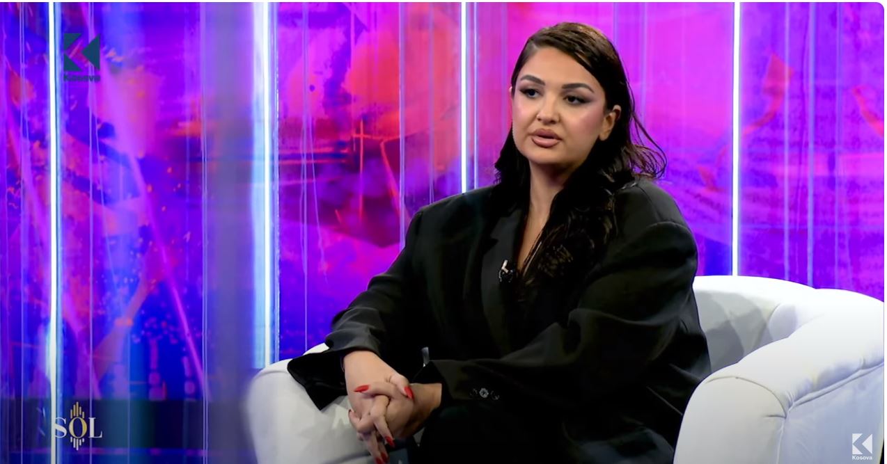 Olsa Muhameti gjatë një paraqitjeje televizive