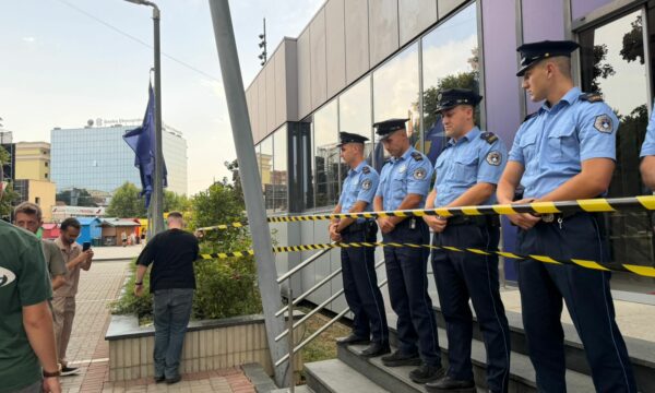Aksioni simbolik i Rinisë së PDK-së para Qeverisë së Kosovës