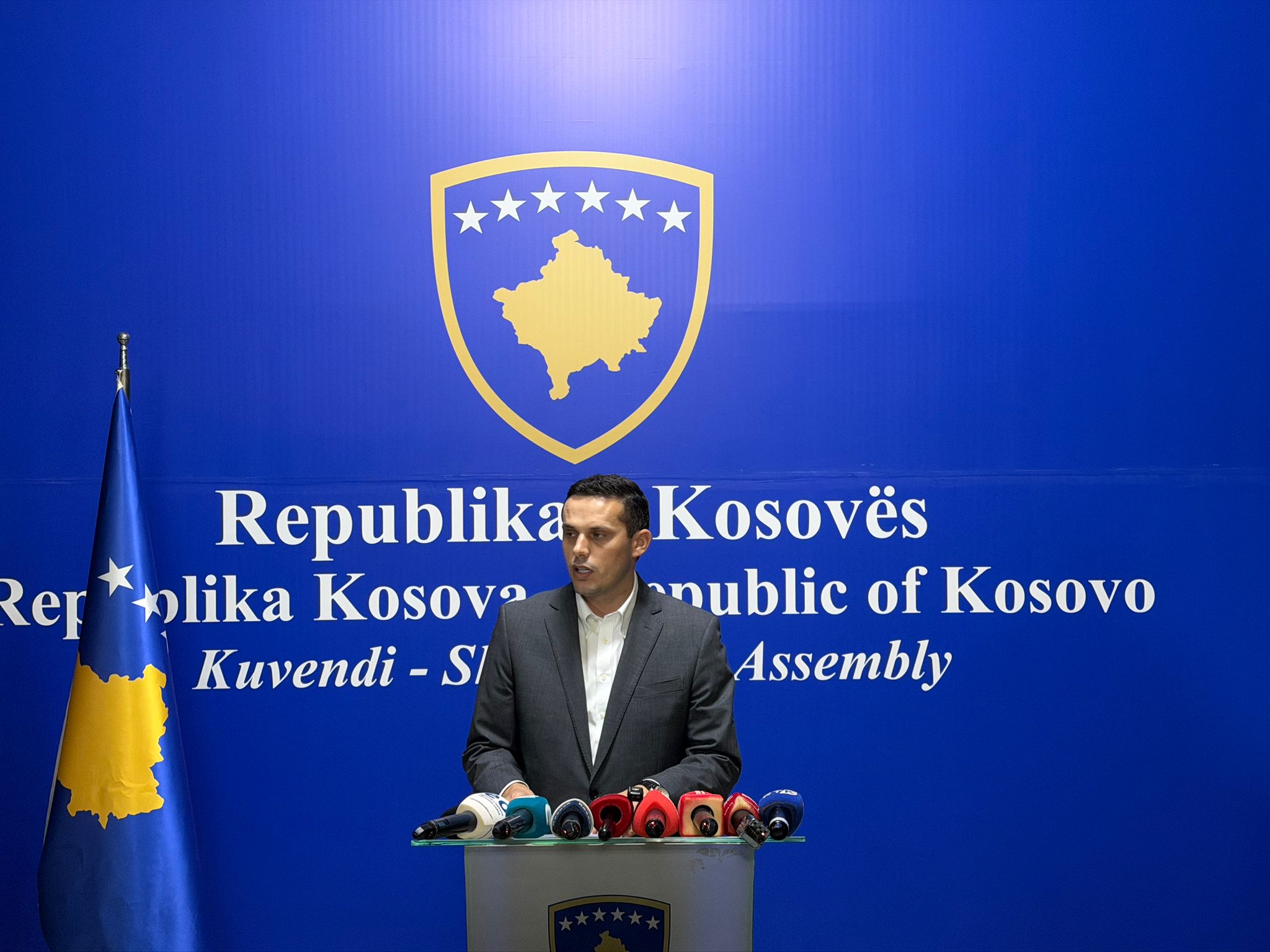 Deputeti Përparim Gruda gjatë konferencës për media në Kuvendin e Kosovës