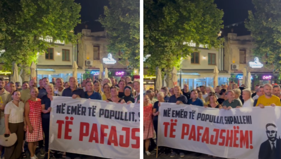 Qytetarë në tubimin e mbajtur në Sheshin Shatërvan në Prizren