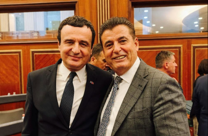Agim Bahtiri, në të djathtë, në një fotografi arkivore