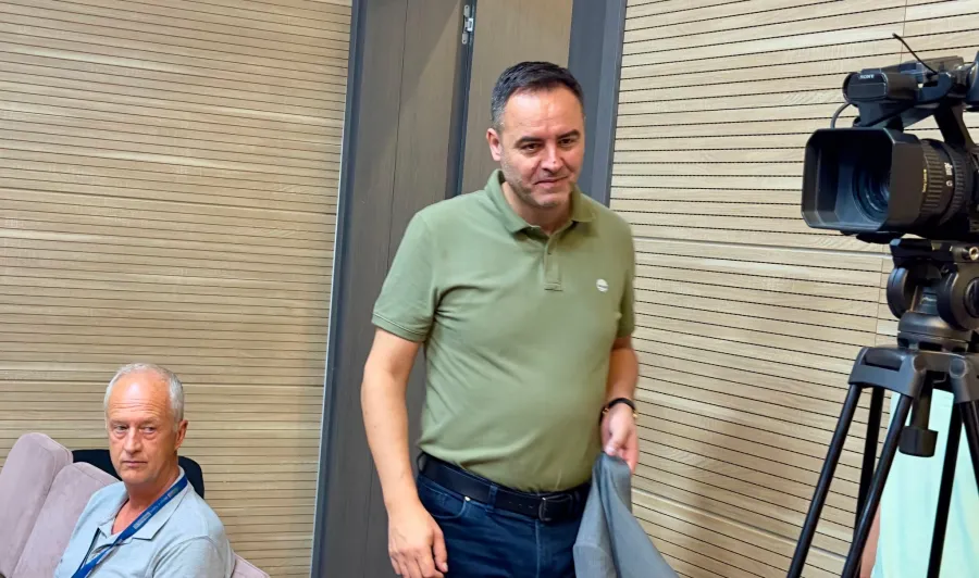 Glauk Konjufca pas seancës gjyqësore për rastin e gazit lotsjellës