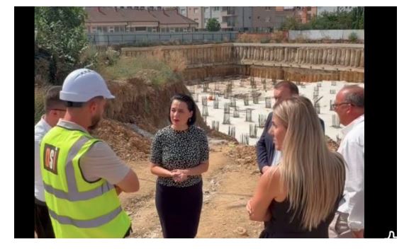 Fitore Pacolli gjatë inspektimit të punimeve në projektin e banimit në Podujevë